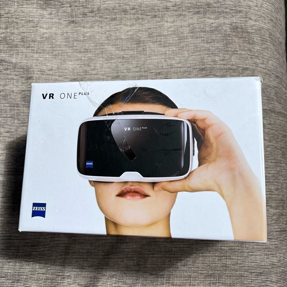 Zeiss VR One Plus;  Virtual Reality Headset
